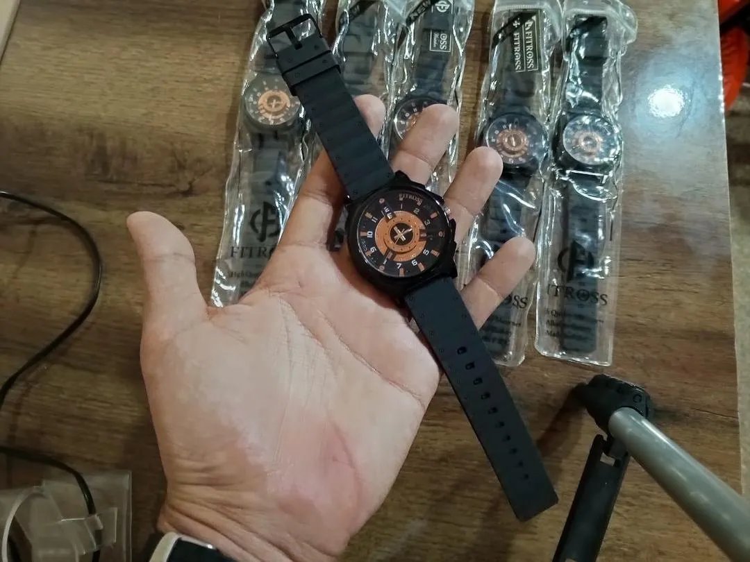 Men's Black Gold Dial Rubber Strap Watch for All Occasions - Image 3